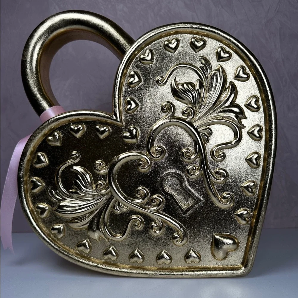 Heart-Shaped Decorative Padlock in Gold